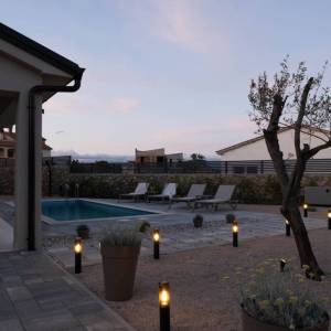 OTOK KRK, okolica grada Krka - Luksuzna vila u novogradnji na mirnoj lokaciji