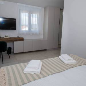 OTOK KRK, okolica grada Krka - Luksuzna vila u novogradnji na mirnoj lokaciji