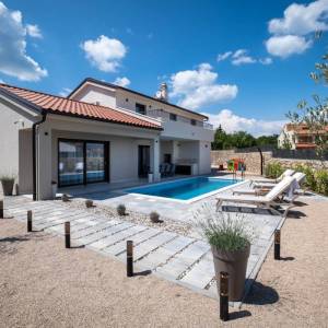 OTOK KRK, okolica grada Krka - Luksuzna vila u novogradnji na mirnoj lokaciji