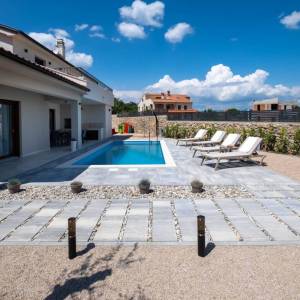 OTOK KRK, okolica grada Krka - Luksuzna vila u novogradnji na mirnoj lokaciji