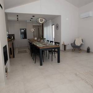 OTOK KRK, okolica grada Krka - Luksuzna vila u novogradnji na mirnoj lokaciji