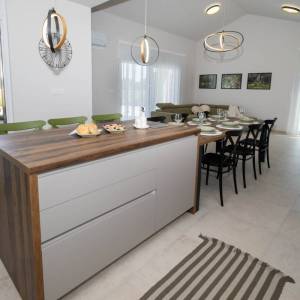 OTOK KRK, okolica grada Krka - Luksuzna vila u novogradnji na mirnoj lokaciji