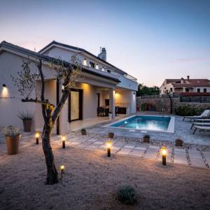 OTOK KRK, okolica grada Krka - Luksuzna vila u novogradnji na mirnoj lokaciji