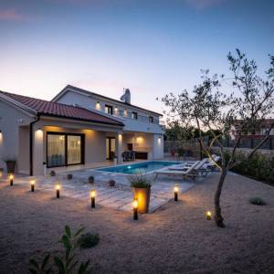 OTOK KRK, okolica grada Krka - Luksuzna vila u novogradnji na mirnoj lokaciji