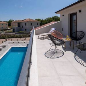 OTOK KRK, okolica grada Krka - Luksuzna vila u novogradnji na mirnoj lokaciji