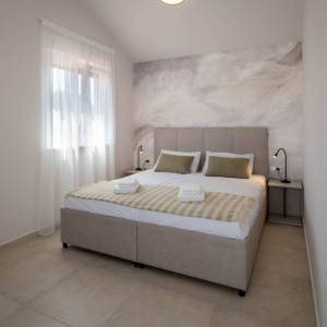 OTOK KRK, okolica grada Krka - Luksuzna vila u novogradnji na mirnoj lokaciji