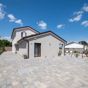 OTOK KRK, okolica grada Krka - Luksuzna vila u novogradnji na mirnoj lokaciji