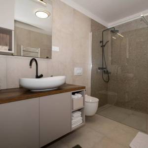 OTOK KRK, okolica grada Krka - Luksuzna vila u novogradnji na mirnoj lokaciji