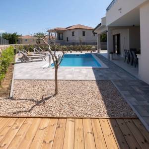 OTOK KRK, okolica grada Krka - Luksuzna vila u novogradnji na mirnoj lokaciji