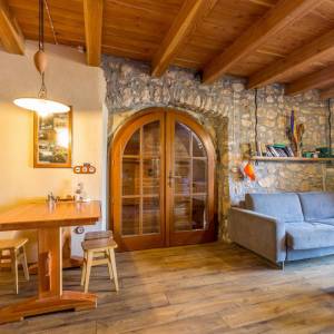 OTOK KRK, okolica MALINSKE - Autohtona kamena kuća s pogledom na more