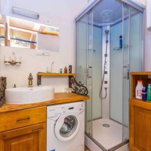 OTOK KRK, okolica MALINSKE - Autohtona kamena kuća s pogledom na more