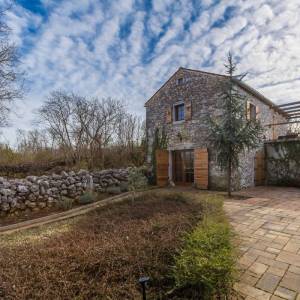 OTOK KRK, okolica MALINSKE - Autohtona kamena kuća s pogledom na more