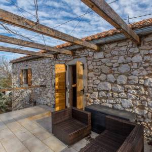 OTOK KRK, okolica MALINSKE - Autohtona kamena kuća s pogledom na more