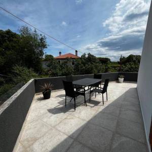 OTOK KRK, okolica Malinske - Kuća s 5 apartmana