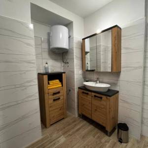 OTOK KRK, okolica Malinske - Kuća s 5 apartmana