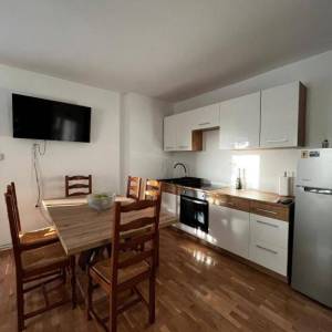 OTOK KRK, okolica Malinske - Kuća s 5 apartmana