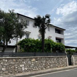 OTOK KRK, okolica Malinske - Kuća s 5 apartmana