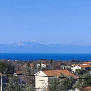OTOK KRK, okolica Malinske - Kuća s 5 apartmana