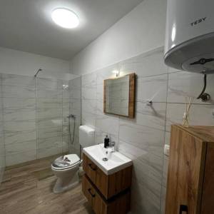 OTOK KRK, okolica Malinske - Kuća s 5 apartmana