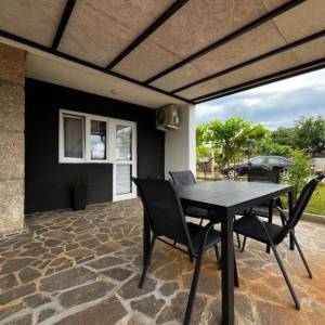 OTOK KRK, okolica Malinske - Kuća s 5 apartmana