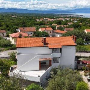 OTOK KRK, okolica Malinske - Kuća s 5 apartmana