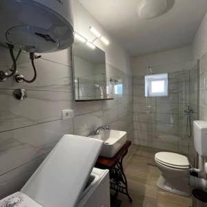 OTOK KRK, okolica Malinske - Kuća s 5 apartmana