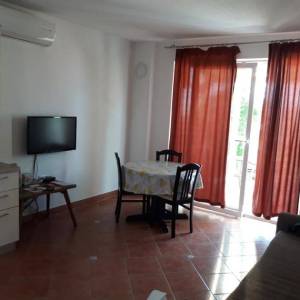 OTOK KRK, okolica Malinske - Kuća u nizu s dva apartmana