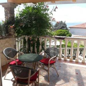 OTOK KRK, okolica Malinske - Kuća u nizu s dva apartmana