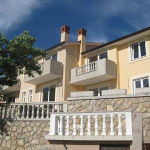 OTOK KRK, okolica Malinske - Kuća u nizu s dva apartmana