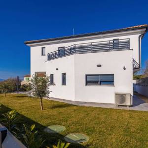 OTOK KRK, okolica Malinske - Luksuzna kuća s bazenom i pogledom na more