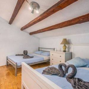 OTOK KRK, okolica Šila - Kamena kuća s bazenom