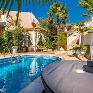 OTOK KRK, okolica Šila - Kamena kuća s bazenom