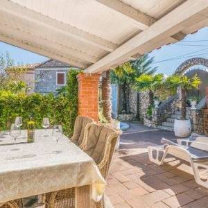 OTOK KRK, okolica Šila - Kamena kuća s bazenom