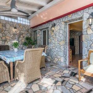 OTOK KRK, okolica Šila - Kamena kuća s bazenom