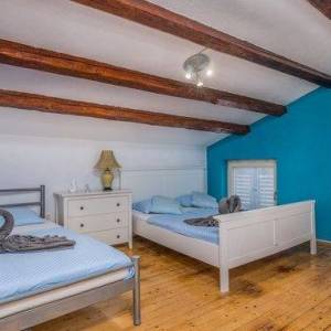 OTOK KRK, okolica Šila - Kamena kuća s bazenom