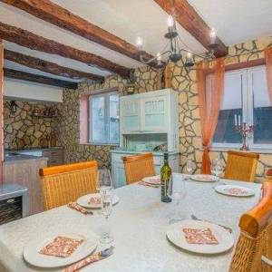 OTOK KRK, okolica Šila - Kamena kuća s bazenom