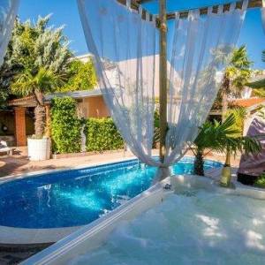 OTOK KRK, okolica Šila - Kamena kuća s bazenom