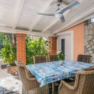 OTOK KRK, okolica Šila - Kamena kuća s bazenom