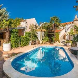 OTOK KRK, okolica Šila - Kamena kuća s bazenom