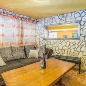 OTOK KRK, okolica Šila - Kamena kuća s bazenom