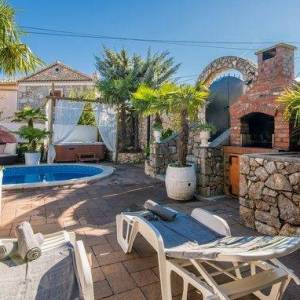 OTOK KRK, okolica Šila - Kamena kuća s bazenom