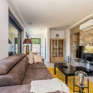 OTOK KRK, OKOLICA VRBNIKA - Jedinstvena samostojeća kuća s bazenom