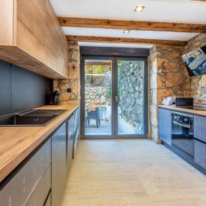 OTOK KRK, OKOLICA VRBNIKA - Jedinstvena samostojeća kuća s bazenom