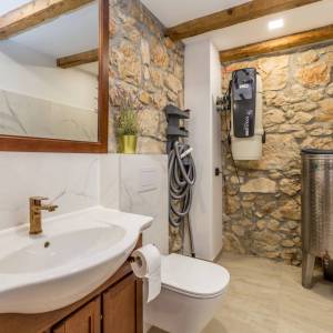 OTOK KRK, OKOLICA VRBNIKA - Jedinstvena samostojeća kuća s bazenom