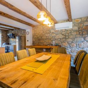 OTOK KRK, OKOLICA VRBNIKA - Jedinstvena samostojeća kuća s bazenom