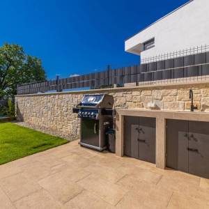 OTOK KRK, OMIŠALJ - Moderna dvoja kuća s bazenom