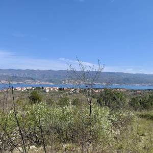 OTOK KRK, POLJE – Građevinsko zemljište 914 m² s panoramskim pogledom na more