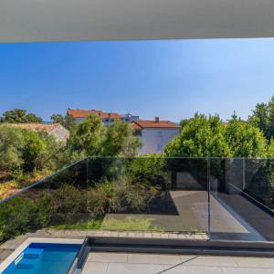 OTOK KRK, PORAT - Dvoetažni apartman s bazenom