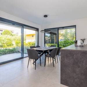 OTOK KRK, PORAT - Dvoetažni apartman s bazenom