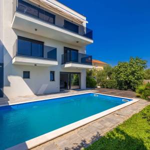 OTOK KRK, PORAT - Dvoetažni apartman s bazenom